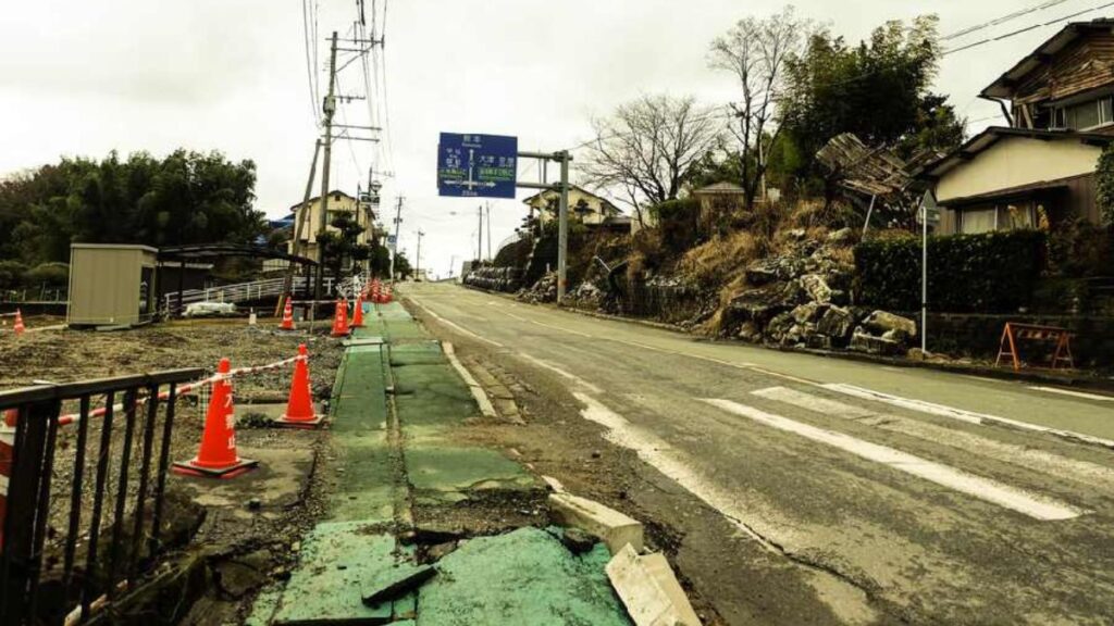 Japan Northern Coast Shaken 6.9 Quake, Powerful Recovery